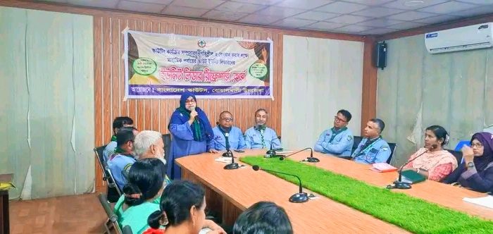 বোয়ালখালীতে স্কাউট ইউনিট লিডারদের দিনব্যাপী রিফ্রেশার্স কোর্স উদ্বোধন বিপ্লব দাস : বোয়ালখালী (চট্টগ্রাম) প্রতিনিধি: বোয়ালখালীতে মাধ্যমিক পর্যায়ের স্কাউট ইউনিট লিডারদের নিয়ে দিনব্যাপী ‘ইউনিট লিডার রিফ্রেশার্স কোর্স’ অনুষ্ঠিত হয়েছে। বাংলাদেশ স্কাউটস, বোয়ালখালী উপজেলা শাখার উদ্যোগে শনিবার (১৯ সেপ্টেম্বর) উপজেলা পরিষদের মিলনায়তন ‘স্বাধীনতা কক্ষ’-এ এ প্রশিক্ষণ কোর্সের আয়োজন করা হয়। উপজেলার বিভিন্ন মাধ্যমিক শিক্ষাপ্রতিষ্ঠানের স্কাউট ইউনিট লিডারদের দক্ষতা বৃদ্ধি, নেতৃত্বের গুণাবলি বিকাশ এবং স্কাউট কার্যক্রমকে আরও গতিশীল করার লক্ষ্যে এ রিফ্রেশার্স কোর্সের আয়োজন করা হয়। অনুষ্ঠানে উপস্থিত ছিলেন উপজেলা মাধ্যমিক শিক্ষা অফিসার সালমা ইসলাম, বাংলাদেশ স্কাউটস চট্টগ্রাম অঞ্চলের সম্পাদক এস. এম. শাহনেওয়াজ আলী মির্জা, চট্টগ্রাম জেলা রোভার স্কাউটসের সাবেক সম্পাদক কামাল উদ্দিন, বাংলাদেশ স্কাউটস চট্টগ্রাম জেলার কমিশনার মোহাম্মদ আলী, বোয়ালখালী উপজেলা স্কাউটসের কমিশনার তাপস কুমার ঘোষ ও সহ-সভাপতি কামরুল হাসান। প্রশিক্ষক হিসেবে দায়িত্ব পালন করেন কোর্স লিডার মুজিবুর রহমান ফারুকী এলটি, প্রশিক্ষক প্রবীর কান্তি মজুমদার এএলটি, প্রজীব কুমার বড়ুয়া ও এস. এম. গোলাম মোস্তফা। উদ্বোধনী পর্বে বক্তারা বলেন, স্কাউট আন্দোলনের মাধ্যমে শিক্ষার্থীদের মধ্যে নেতৃত্ব, শৃঙ্খলা, দায়িত্ববোধ, আত্মনির্ভরশীলতা, মানবিক মূল্যবোধ ও দেশপ্রেমের চেতনা গড়ে ওঠে। এ কার্যক্রমকে আরও কার্যকর করতে দক্ষ ও প্রশিক্ষিত ইউনিট লিডারের ভূমিকা অত্যন্ত গুরুত্বপূর্ণ। নিয়মিত রিফ্রেশার্স প্রশিক্ষণের মাধ্যমে ইউনিট লিডারদের জ্ঞান, দক্ষতা ও অভিজ্ঞতা আরও সমৃদ্ধ হবে। দিনব্যাপী প্রশিক্ষণে স্কাউটিং কার্যক্রম, ইউনিট পরিচালনা, নেতৃত্ব ও ব্যবস্থাপনা, প্রশিক্ষণ পদ্ধতি এবং আধুনিক স্কাউটিং কার্যক্রমের বিভিন্ন দিক নিয়ে আলোচনা ও ব্যবহারিক প্রশিক্ষণ দেওয়া হয়। পাশাপাশি অংশগ্রহণকারী ইউনিট লিডারদের মধ্যে অভিজ্ঞতা বিনিময়ের সুযোগ সৃষ্টি হয়। আয়োজকরা জানান, শিক্ষাপ্রতিষ্ঠান পর্যায়ে স্কাউটিং কার্যক্রমকে আরও শক্তিশালী, নিয়মিত ও গতিশীল করতে এ ধরনের প্রশিক্ষণ গুরুত্বপূর্ণ ভূমিকা রাখবে।